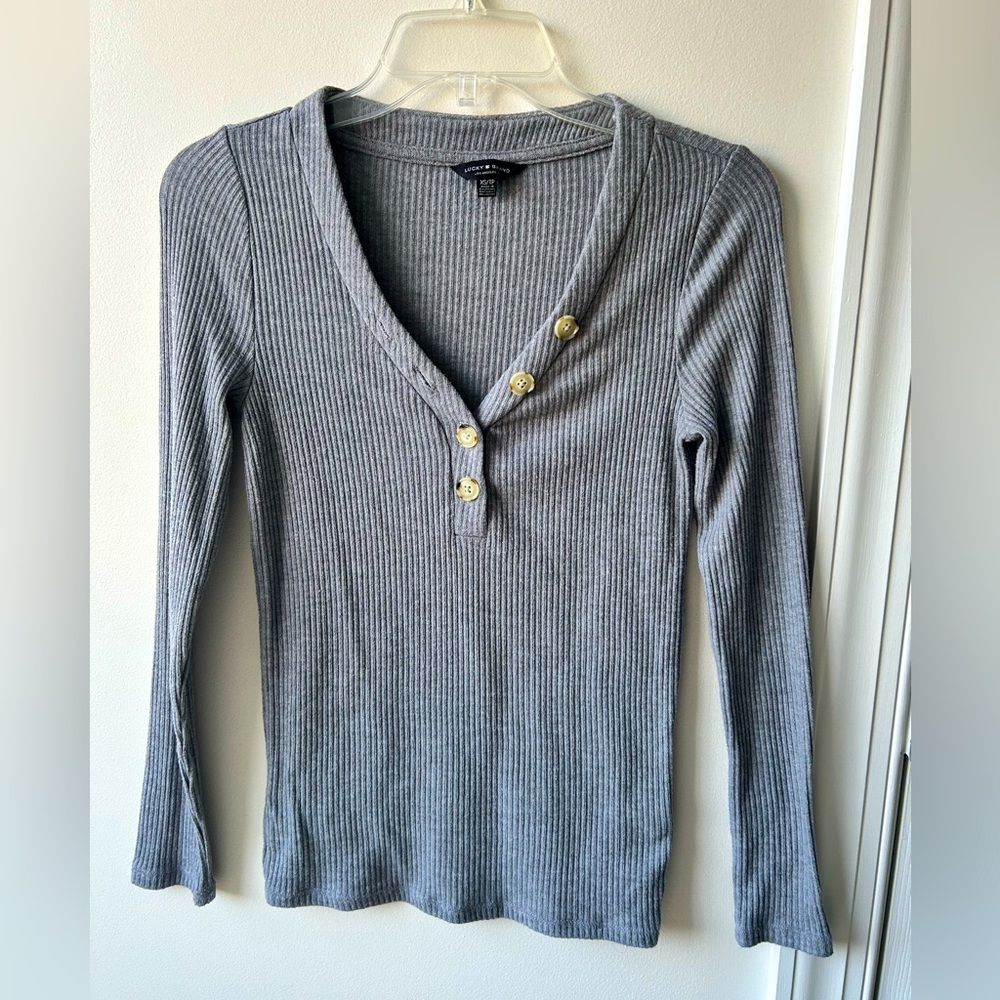 Lucky Brand Gray Ribbed V-Neck Stretchy Buttoned Sweater. Sz XS